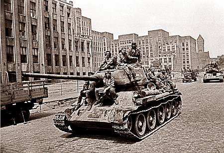 Колонна советских танков проходит по улицам Минска. 3 июля 1944 г.