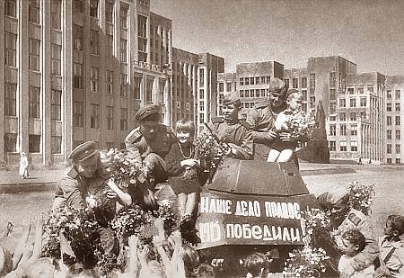 Встреча советских воинов-освободителей в Минске, 15 мая 1945 г.